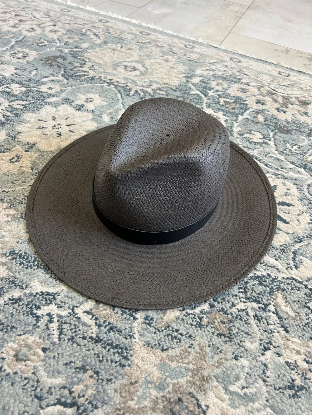 Women’s Wide Brim Straw Fedora Hat in Dark Gray